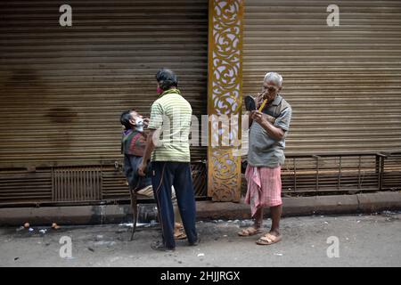 Kolkata, Bengale occidental, Inde.30th janvier 2022.Une personne est en train de diriger son saloon de côté de route à Kolkata.(Credit image: © Sudipta Das/Pacific Press via ZUMA Press Wire) Banque D'Images