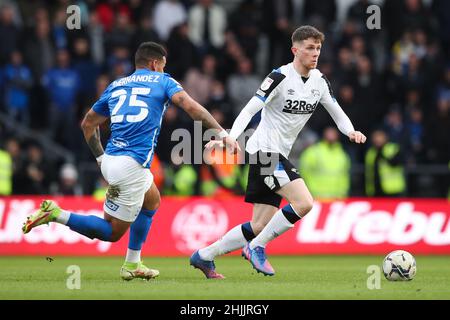 Derby, Royaume-Uni.30th janvier 2022.Max Bird of Derby County (à droite) et Onel Hernandez se battent pour le ballon lors du match de championnat Sky Bet au Pride Park Stadium, Derby.Crédit photo devrait lire: Isaac Parkin/Sportimage crédit: Sportimage/Alay Live News Banque D'Images