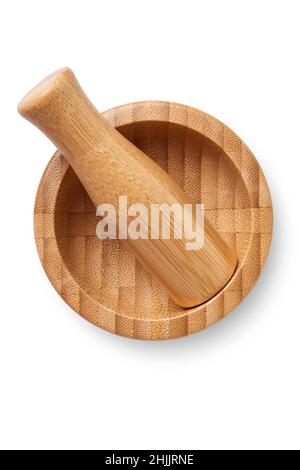 Objets isolés : mortier et pilon en bois, ustensile de cuisine traditionnel, sur fond blanc Banque D'Images