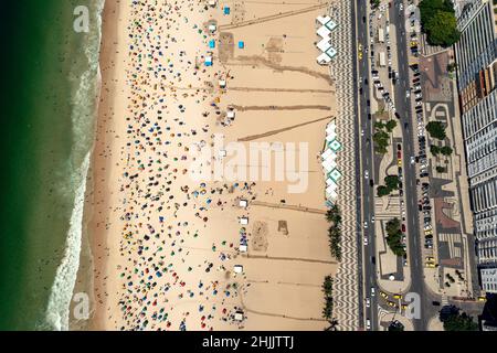 Vue aérienne de la foule de personnes Plage de Copacabana, Rio de Janeiro, Brésil. Banque D'Images