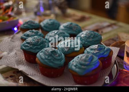 Service de petits gâteaux frais avec glaçage bleu Banque D'Images