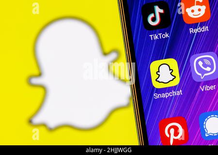 Icône de l'application de service de messagerie instantanée Snapchat parmi d'autres applications sur l'écran du smartphone. Banque D'Images