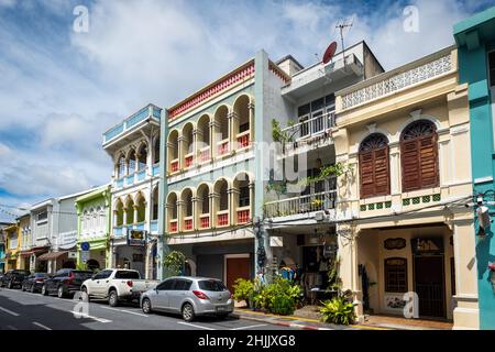 Phuket, Thaïlande - décembre 2021 : vue sur la rue de la vieille ville de Phuket avec des bâtiments colorés dans la ville historique de Phuket. Banque D'Images