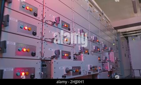 Protection de la station de commande électrique.Action.Équipement électrique industriel avec plusieurs cellules de contrôle.De nombreux boutons s'allument sur les panneaux de commande dans Elect Banque D'Images