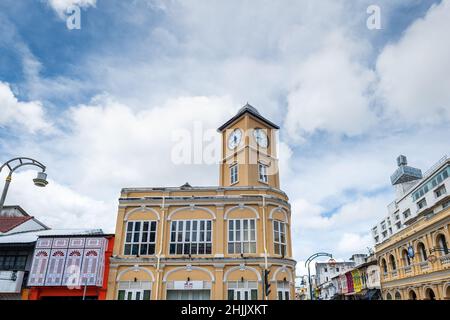 Phuket, Thaïlande - décembre 2021 : Tour de l'horloge de la ville de Phuket dans la vieille ville de Phuket, Thaïlande.Un point de repère de la vieille ville de Phuket, une zone touristique populaire. Banque D'Images