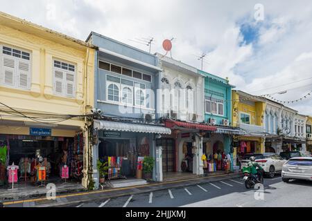 Phuket, Thaïlande - décembre 2021 : vue sur la rue de la vieille ville de Phuket avec des bâtiments colorés dans la ville historique de Phuket. Banque D'Images