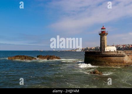 Phare à Foz do Douro à l'embouchure du fleuve Douro à Porto, Portugal.Océan Atlantique.Photographie de voyage. Banque D'Images