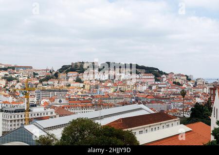 Vue sur Lisbonne depuis le point de vue Miradouro de Sao Pedro de Alcantara.Visite touristique au Portugal.Toits orange de la vieille ville.Photographie de voyage. Banque D'Images