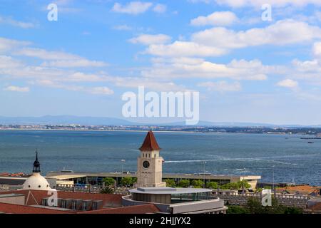 Vue sur la ville depuis un point de vue lors d'une journée ensoleillée d'été.Les toits des maisons et le Tage.Lisbonne, Portugal. Banque D'Images