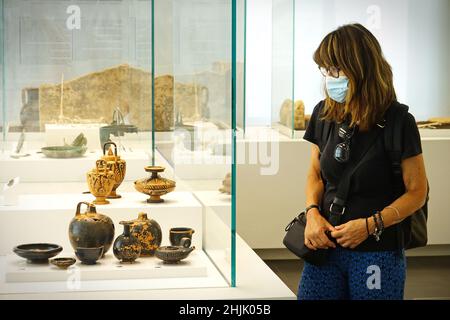 Femme avec masque anti-covid au Musée Archéologique de Reggio Calabria, Italie - août 2021 Banque D'Images