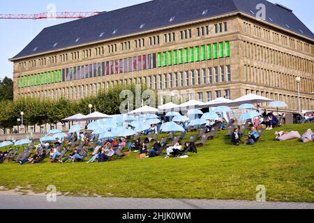 'Staycation' : après-midi d'été reposant à la plage de la ville (Stadtstrand), sur le Rhin à Düsseldorf, en Allemagne. Banque D'Images