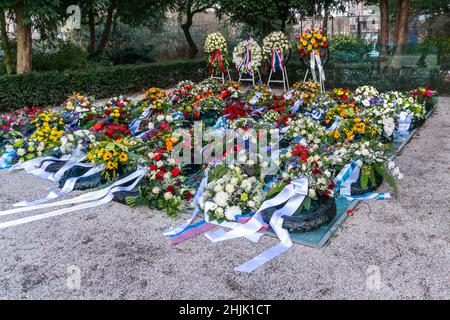 Amsterdam, pays-Bas.30 janvier 2022.Le Mémorial d'Auschwitz (également connu sous le nom de Spiegelmonument « plus jamais Auschwitz » ou miroirs cassés) dans le parc Wertheim d'Amsterdam est couvert de couronnes de fleurs le jour du souvenir national de l'Holocauste.Credit: Steppeland/Alay Live News Banque D'Images