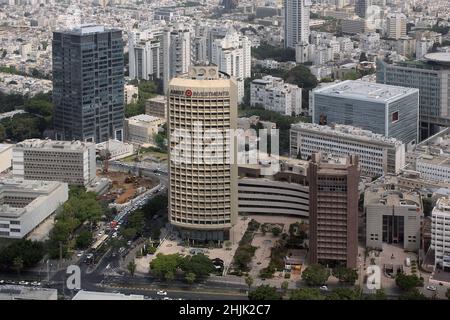 TEL AVIV, ISRAËL - 19 MAI 2011 : il s'agit d'une vue aérienne du développement moderne de la ville depuis la hauteur du pont d'observation. Banque D'Images