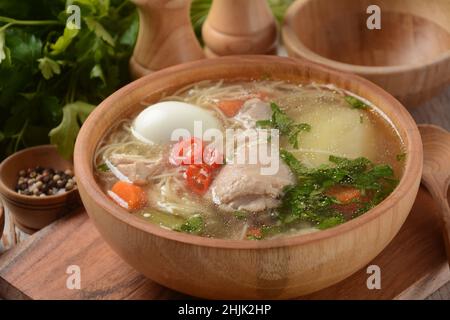 Soupe de nouilles de poulet au Caldo de Gallina avec œufs durs et herbes.La soupe péruvienne classique de nouilles de poulet. Banque D'Images