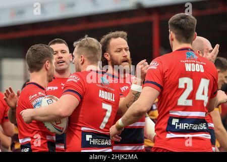 Sam Wood (24) de Hull KR célèbre son essai avec George King (16) de Hull KR dans la première moitié Banque D'Images