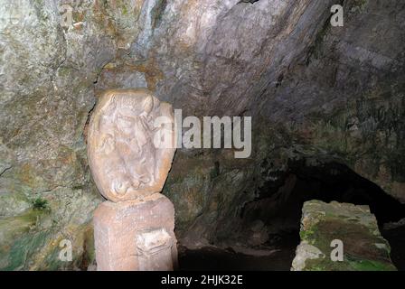 Le Duino Mithraeum est un Mithraeum situé près de Duino, dans la province de Trieste, au nord-est de l'Italie.Mithraea étaient des lieux de culte pour les adeptes de la religion mystérieuse romaine connue sous le nom de Mystères mithraïques.Contrairement à la plupart des autres Mithraea, le Duino Mithraeum est une grotte naturelle. Banque D'Images