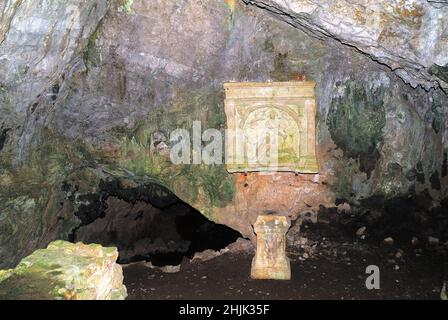 Le Duino Mithraeum est un Mithraeum situé près de Duino, dans la province de Trieste, au nord-est de l'Italie.Mithraea étaient des lieux de culte pour les adeptes de la religion mystérieuse romaine connue sous le nom de Mystères mithraïques.Contrairement à la plupart des autres Mithraea, le Duino Mithraeum est une grotte naturelle. Banque D'Images