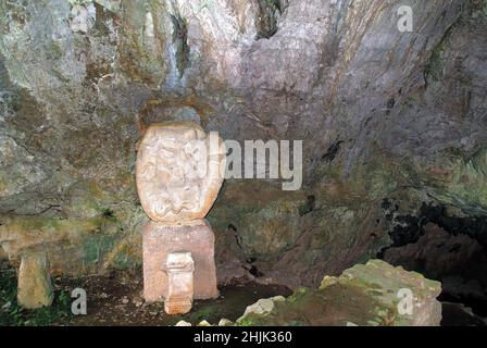 Le Duino Mithraeum est un Mithraeum situé près de Duino, dans la province de Trieste, au nord-est de l'Italie.Mithraea étaient des lieux de culte pour les adeptes de la religion mystérieuse romaine connue sous le nom de Mystères mithraïques.Contrairement à la plupart des autres Mithraea, le Duino Mithraeum est une grotte naturelle. Banque D'Images