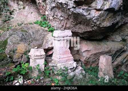 Le Duino Mithraeum est un Mithraeum situé près de Duino, dans la province de Trieste, au nord-est de l'Italie.Mithraea étaient des lieux de culte pour les adeptes de la religion mystérieuse romaine connue sous le nom de Mystères mithraïques.Contrairement à la plupart des autres Mithraea, le Duino Mithraeum est une grotte naturelle. Banque D'Images