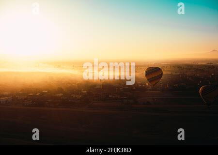 Louxor Egypte janvier 2021 incroyable grand cliché de deux ballons d'air chaud à louxor, egypte.Un lever de soleil extraordinaire au petit matin illuminé au-dessus de l'incroyable brumeux l Banque D'Images