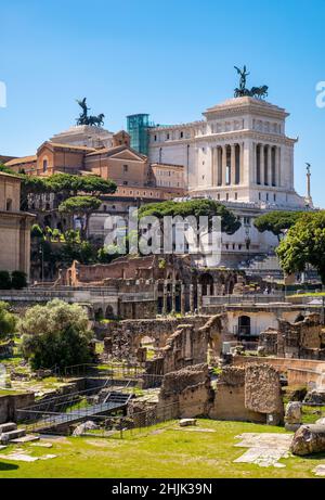 Rome, Italie - 25 mai 2018 : Panorama de l'ancien Forum romain Romanum avec Altare della Patria et Campidoglio Capitoline mis à part le Palatin Banque D'Images