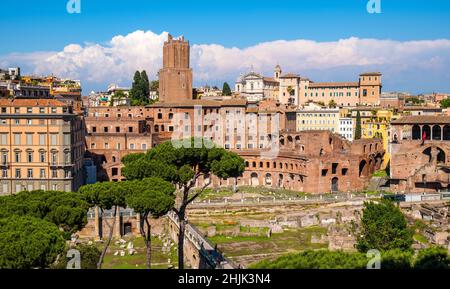 Rome, Italie - 25 mai 2018 : Panorama du Forum romain Romanum avec Forum de César et marché de Trajan dans le centre historique de Rome Banque D'Images
