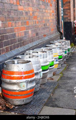 Une rangée de barils ou de fûts de bière en métal coloré à l'extérieur, sur le trottoir d'une brasserie Joules, s'atonne sur le trent staffordshire Banque D'Images