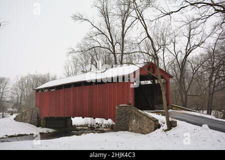 Pont couvert dans la neige Banque D'Images