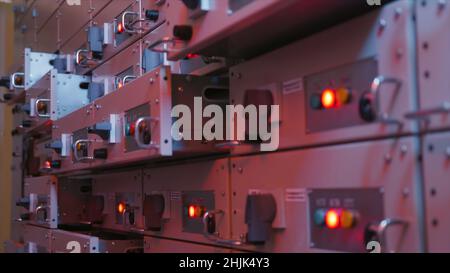 Protection de la station de commande électrique.Action.Équipement électrique industriel avec plusieurs cellules de contrôle.De nombreux boutons s'allument sur les panneaux de commande dans Elect Banque D'Images