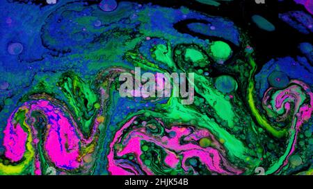 Art fluide brillant avec des couleurs acides et des bulles.Films.Mélange de liquides de couleurs vives avec bulles sur une surface plane.Acide coloré Banque D'Images