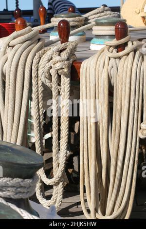 Cordes stockées à bord d'un grand navire Banque D'Images