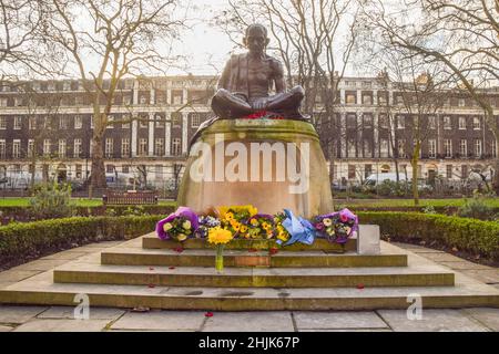 Londres, Royaume-Uni 30th janvier 2022.Des fleurs ont été laissées à côté de la statue du Mahatma Gandhi sur la place Tavistock à l'anniversaire de sa mort.Gandhi a été assassiné le 30 janvier 1948.Credit: Vuk Valcic / Alamy Live News Banque D'Images