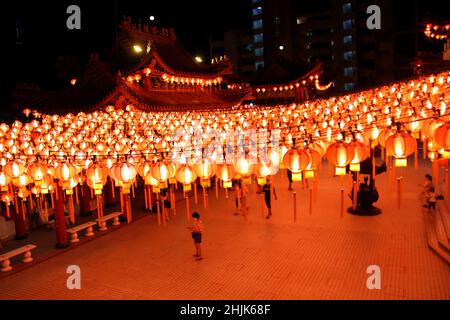 Kuala Lumpur, Kuala Lumpur, Malaisie.30th janvier 2022.Les lanternes rouges qui se tiendront pour le nouvel an lunaire chinois seront vues au temple Thean Hou à Kuala Lumpur, Malaisie, le 22 janvier,2022.quelque 6 000 lanternes rouges sont illuminées au temple emblématique de Thean Hou dans la capitale malaisienne Kuala Lumpur pour célébrer le nouvel an lunaire chinois qui tombe le 1st février de cette année.(Image de crédit : © Supian Ahmad/ZUMA Press Wire) Banque D'Images