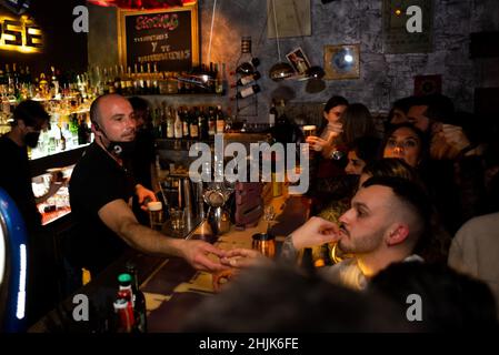 Espagne.30th janvier 2022.Les jeunes sont vus danser et boire à l'intérieur d'un bar le samedi soir dans le Passeig del Born pendant le premier week-end après que les restrictions contre la variante Covid Omicron pour la vie nocturne ont été levées à Barcelone, Espagne le 30 janvier 2022.Des mesures telles que le passeport covid et la capacité limitée, qui ont touché principalement les industries de l'hôtellerie et du tourisme, ont été levées à mesure que le nombre de cas et d'hospitalisations continue de diminuer.Seuls les clubs et discothèques sont encore fermés.(photo par Davide Bonaldo/Sipa USA) crédit: SIPA USA/Alay Live News Banque D'Images
