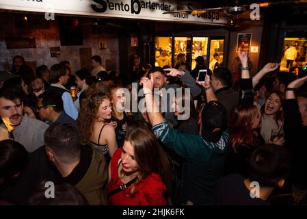 Espagne.30th janvier 2022.Les jeunes sont vus danser et boire à l'intérieur d'un bar le samedi soir dans le Passeig del Born pendant le premier week-end après que les restrictions contre la variante Covid Omicron pour la vie nocturne ont été levées à Barcelone, Espagne le 30 janvier 2022.Des mesures telles que le passeport covid et la capacité limitée, qui ont touché principalement les industries de l'hôtellerie et du tourisme, ont été levées à mesure que le nombre de cas et d'hospitalisations continue de diminuer.Seuls les clubs et discothèques sont encore fermés.(photo par Davide Bonaldo/Sipa USA) crédit: SIPA USA/Alay Live News Banque D'Images