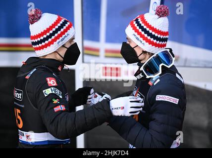 Willingen, Allemagne.30th janvier 2022.Ski nordique, saut à ski : coupe du monde, grande colline, hommes.Halvor Egner Granerud (l), de Norvège, félicite son compatriote Marius Lindvik après sa victoire au saut de Mühlenkopf.Credit: Arne Dedert/dpa/Alay Live News Banque D'Images