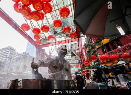 Kuala Lumpur, Malaisie.30th janvier 2022.Un vendeur de rue est vu rôtir des châtaignes dans le quartier de Chinatown.Le gouvernement malaisien a annoncé la levée de certaines restrictions dans le cadre de la célébration du nouvel an chinois.Crédit : SOPA Images Limited/Alamy Live News Banque D'Images