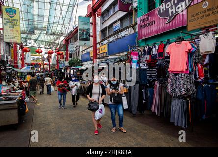 Kuala Lumpur, Malaisie.30th janvier 2022.Les amateurs de shopping sont vus faire du shopping le long de la rue dans le quartier de Chinatown.Le gouvernement malaisien a annoncé la levée de certaines restrictions dans le cadre de la célébration du nouvel an chinois.Crédit : SOPA Images Limited/Alamy Live News Banque D'Images