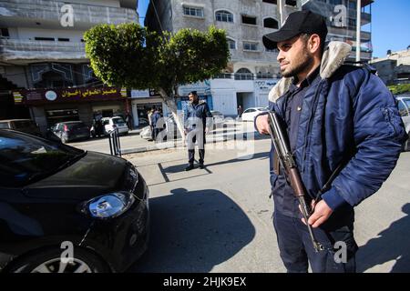 Gaza, Palestine.30th janvier 2022.Des policiers palestiniens sont vus à un point de contrôle au milieu de la ville de Gaza.les forces de sécurité loyales au Hamas dans la bande de Gaza ont été déployées intensément après que le porte-parole du Ministère de l'intérieur dans la bande de Gaza Iyad Al Bozom a annoncé qu'un détenu de sécurité avait collaboré avec Israël, Abd Al-KarimShaaban Abu Odeh 35 ans s'est échappé de l'une des plus grandes prisons de la ville de Gaza et les forces de sécurité prennent de nombreuses mesures pour le réarrêter.(Photo par Ahmed Zakot/SOPA Images/Sipa USA) crédit: SIPA USA/Alay Live News Banque D'Images