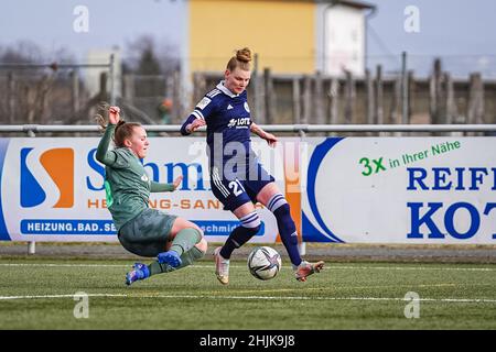 Andernach, Allemagne.30th janvier 2022.Andernach, Allemagne, janvier 30th Sam DRISSEN (15 Moenchengladbach) s'attaque à Caroline Asteroth (21 Andernach) pendant le match amical d'avant-saison d'hiver entre SG 99 Andernach et Borussia Moenchengladbach au stade Andernach, en Allemagne.Norina Toenges/Sports Press Phot Credit: SPP Sport Press photo./Alamy Live News Banque D'Images