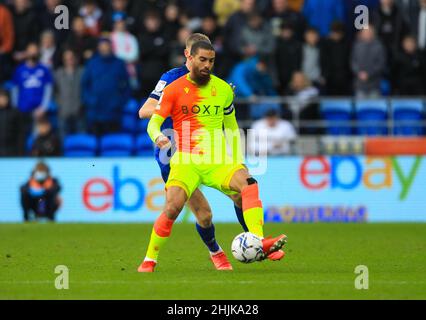 Cardiff City Stadium, Cardiff, Royaume-Uni.30th janvier 2022.Championnat de football, Cardiff City versus Nottingham Forest; Lewis Grabban de Nottingham Forest contrôle le ballon sous la pression de Mark McGuiness de Cardiff City Credit: Action plus Sports/Alay Live News Banque D'Images