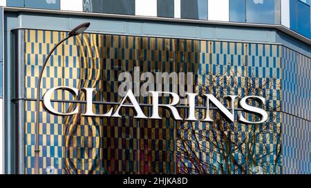 Vue extérieure du siège social de Clarins, une entreprise française spécialisée dans les cosmétiques, le maquillage, le soin de la peau et le bien-être Banque D'Images