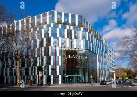 Vue extérieure du siège social de Clarins, une entreprise française spécialisée dans les cosmétiques, le maquillage, le soin de la peau et le bien-être Banque D'Images