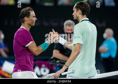 Melbourne, Australie.30th.Janvier 2022.Daniil Medvedev félicite le joueur de tennis espagnol Rafael Nadal pour la victoire du sh 21st Grand Chelem lors du tournoi Open d'Australie à Melbourne Park le dimanche 30 janvier 2022.© Juergen Hasenkopf / Alamy Live News Banque D'Images