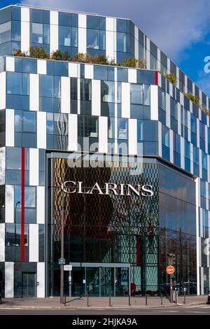 Vue extérieure du siège social de Clarins, une entreprise française spécialisée dans les cosmétiques, le maquillage, le soin de la peau et le bien-être Banque D'Images