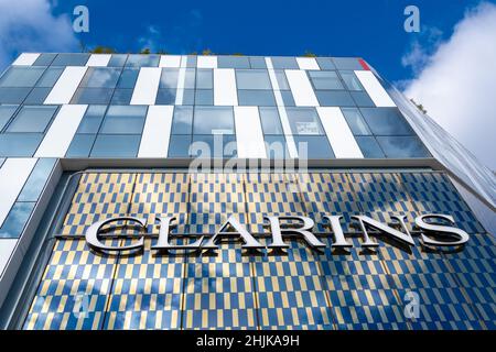 Vue extérieure du siège social de Clarins, une entreprise française spécialisée dans les cosmétiques, le maquillage, le soin de la peau et le bien-être Banque D'Images