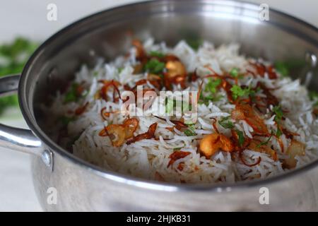 Fromage cottage Biryani ou Paneer Biryani à l'intérieur du pot de Biryani.Riz basmati cuit à la vapeur et épicé avec une sauce crémeuse au fromage cottage faite de cotag Banque D'Images