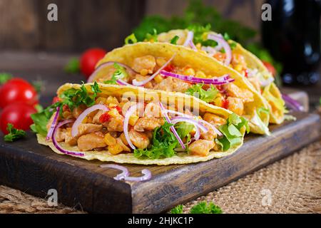 Tacos mexicains avec viande de poulet, légumes et oignon rouge.Taco mexicain. Banque D'Images