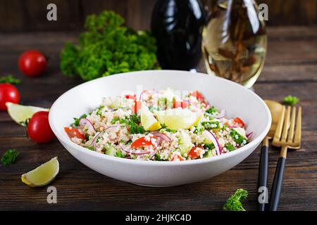 Salade de tabac.Plat traditionnel moyen-oriental ou arabe.Levantine salade végétarienne avec persil, concombre, couscous, tomate. Banque D'Images