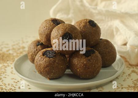 Blanc jusqu'à la laddu.Un plat sucré indien sain, délicieux et musté préparé avec des graines de sésame blanc, de la jaggery, de la noix de coco fraîchement râpée et des raisins secs.Prise de vue Banque D'Images